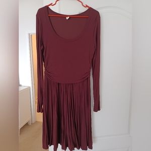 Old Navy pleated dress. Large, Burgundy.